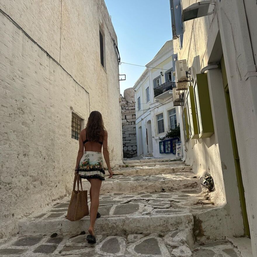 Κατερίνα Δαλάκα: Στην Πάρο μετά τον χωρισμό της από τον Δημήτρη Φιντιρίκο