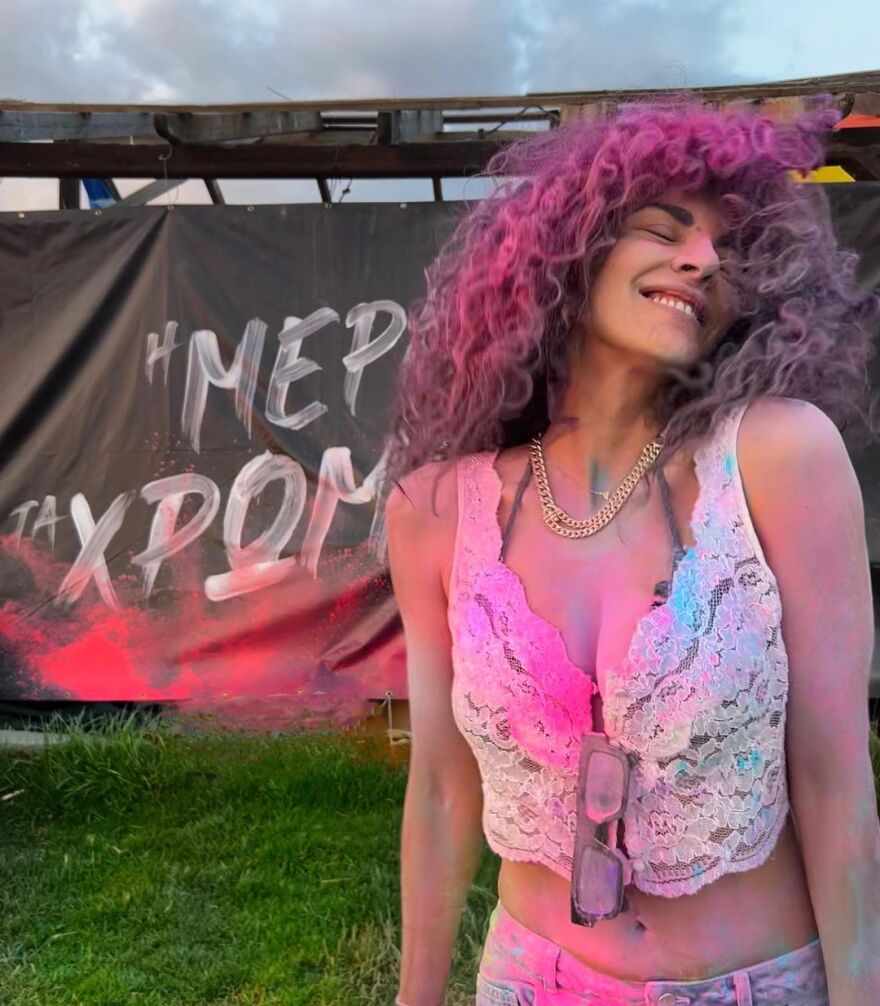 Μαρία Σολωμού: Ποζάρει βαμμένη στα ροζ - Δείτε φωτογραφίες