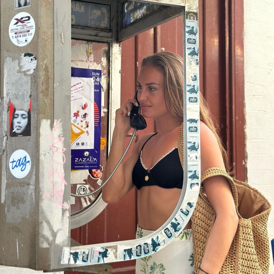 Κατερίνα Δαλάκα: Στην Πάρο μετά τον χωρισμό της από τον Δημήτρη Φιντιρίκο