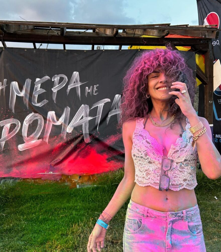 Μαρία Σολωμού: Ποζάρει βαμμένη στα ροζ - Δείτε φωτογραφίες