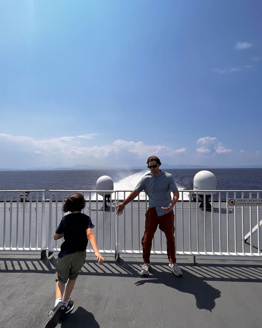 Αποστόλης Τότσικας: Ποζάρει με μαγιό για τη σύζυγό του - Δείτε φωτογραφίες