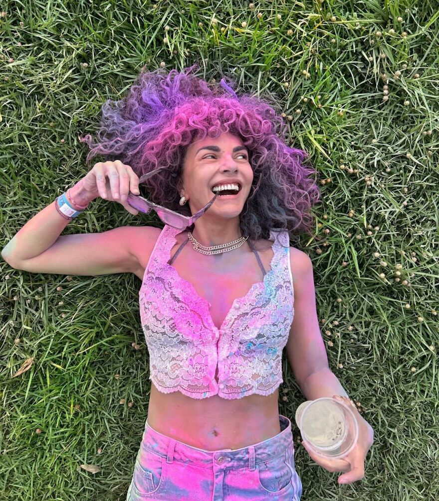 Μαρία Σολωμού: Ποζάρει βαμμένη στα ροζ - Δείτε φωτογραφίες