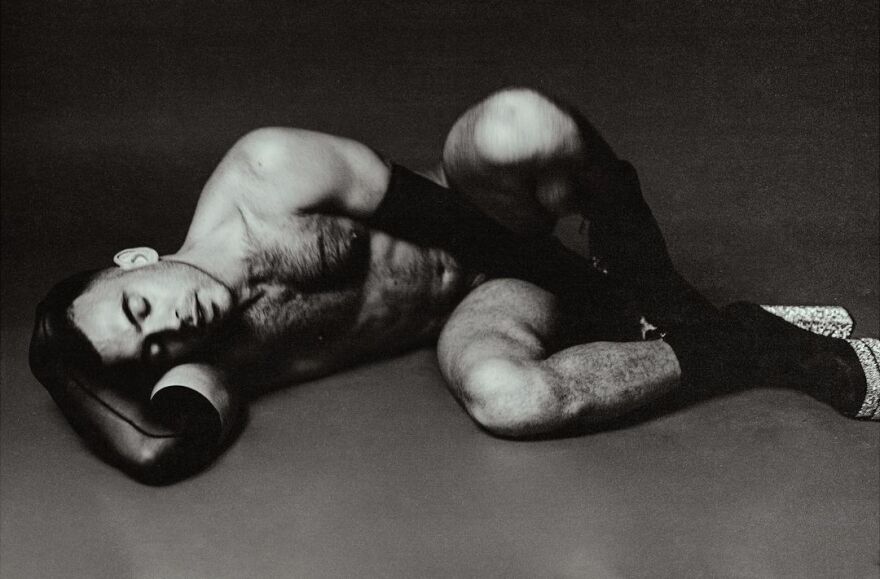 Φωτογραφίες: Ο Ιάσονας Μανδηλάς πόζαρε γυμνός με ψηλοτάκουνες μπότες