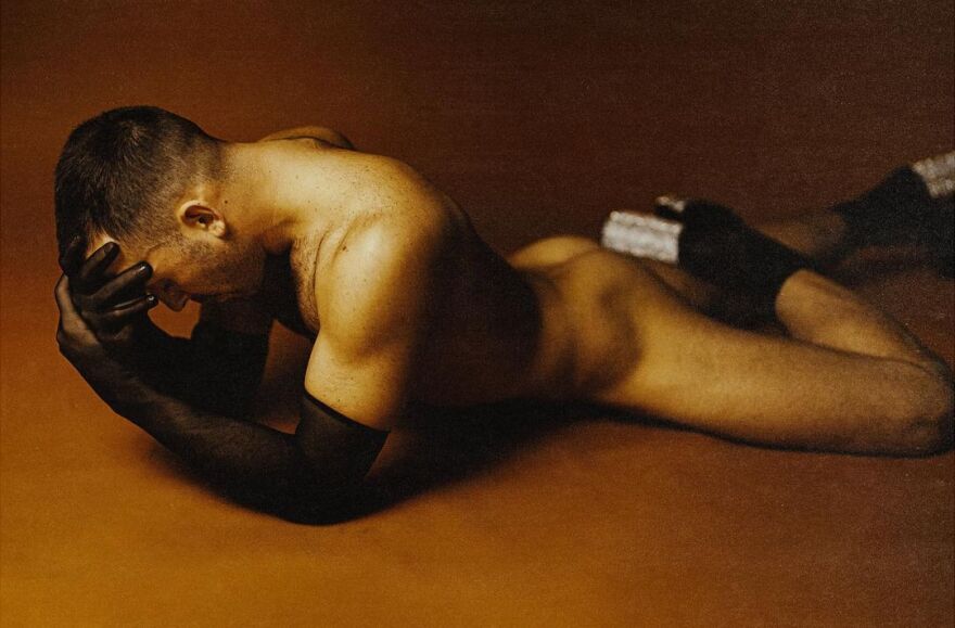 Φωτογραφίες: Ο Ιάσονας Μανδηλάς πόζαρε γυμνός με ψηλοτάκουνες μπότες