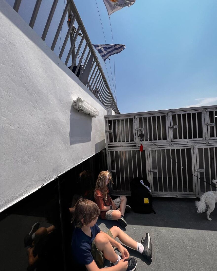 Αποστόλης Τότσικας: Ποζάρει με μαγιό για τη σύζυγό του - Δείτε φωτογραφίες