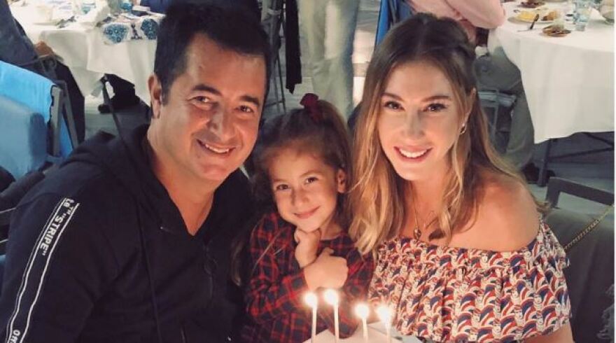 Ατζούν Ιλιτζαλί: Επίσκεψη στη Μύκονο και γενέθλια για την καλλονή σύντροφο του Mr. Survivor