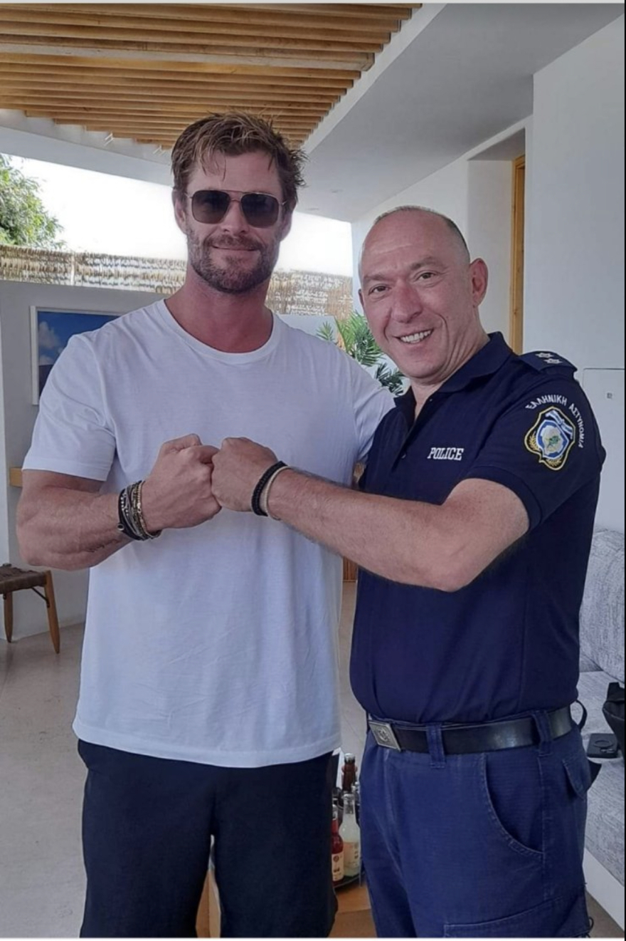 Μύκονος: Ο Κρις Χέμσγουορθ είπε «αντίο» παρέα με αστυνομικούς και πέταξε για Ίμπιζα (φωτογραφίες)