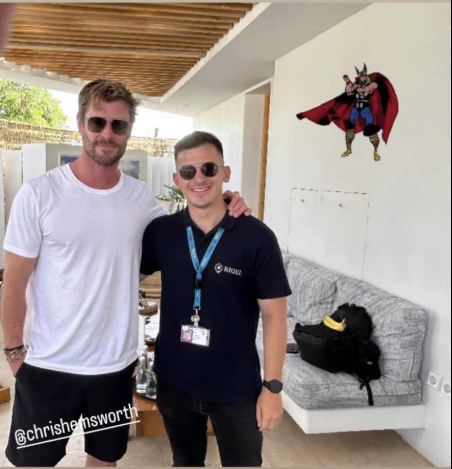 Μύκονος: Ο Κρις Χέμσγουορθ είπε «αντίο» παρέα με αστυνομικούς και πέταξε για Ίμπιζα (φωτογραφίες)