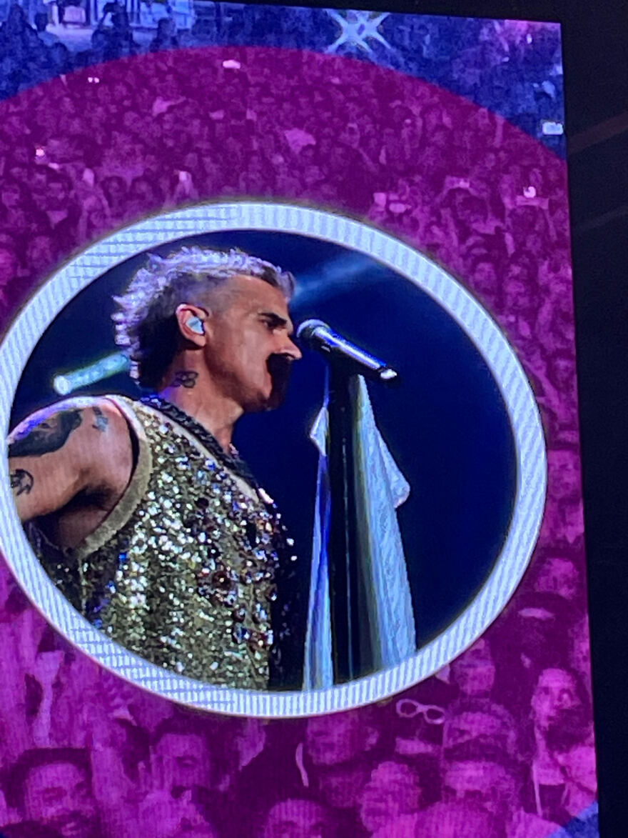 Ρόμπι Γουίλιαμς: Το γυμνό ολόγραμμα, το ακαπέλα και το τραγούδι που δεν είπε στη Μαλακάσα