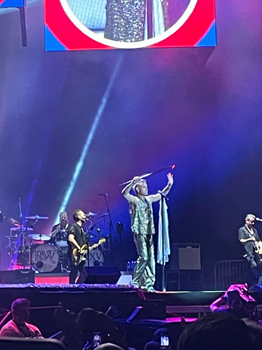 Ρόμπι Γουίλιαμς: Το γυμνό ολόγραμμα, το ακαπέλα και το τραγούδι που δεν είπε στη Μαλακάσα