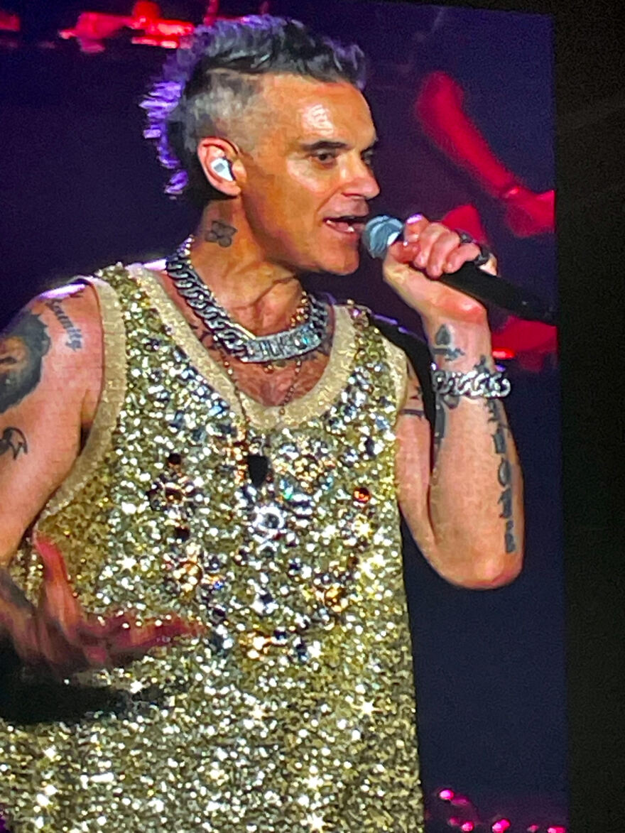 Ρόμπι Γουίλιαμς: Το γυμνό ολόγραμμα, το ακαπέλα και το τραγούδι που δεν είπε στη Μαλακάσα