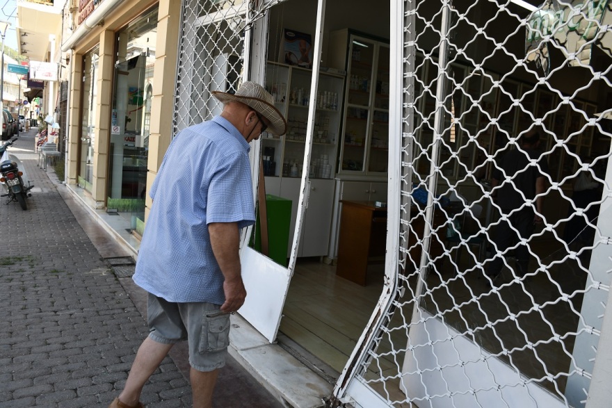 Άργος: Διαρρήκτες «κατέβασαν» τη τζαμαρία φαρμακείου με ένα κλεμμένο αγροτικό - Φωτογραφίες 