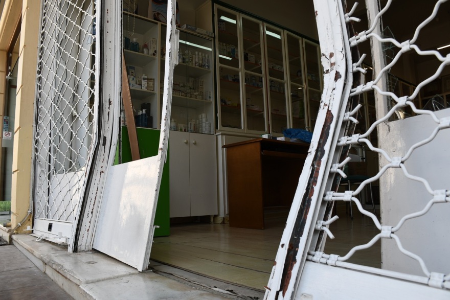 Άργος: Διαρρήκτες «κατέβασαν» τη τζαμαρία φαρμακείου με ένα κλεμμένο αγροτικό - Φωτογραφίες 