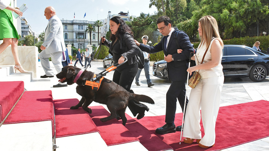 Γιώργος Σταμάτης: Ποιος είναι ο βουλευτής της ΝΔ που εμφανίστηκε με σκύλο-οδηγό στην ορκωμοσία