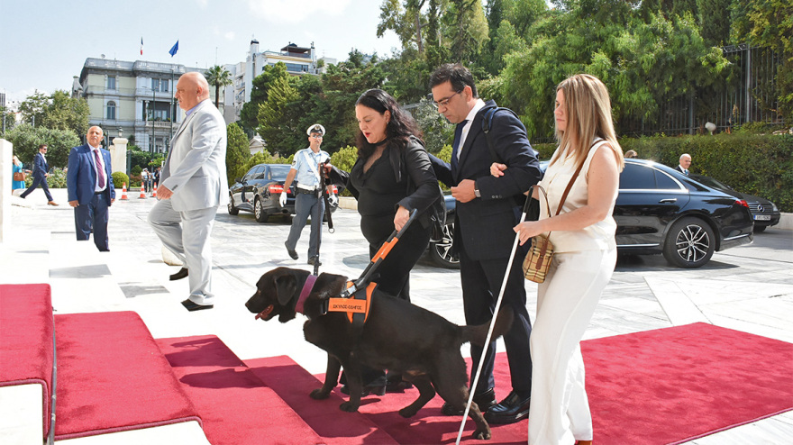 Γιώργος Σταμάτης: Ποιος είναι ο βουλευτής της ΝΔ που εμφανίστηκε με σκύλο-οδηγό στην ορκωμοσία