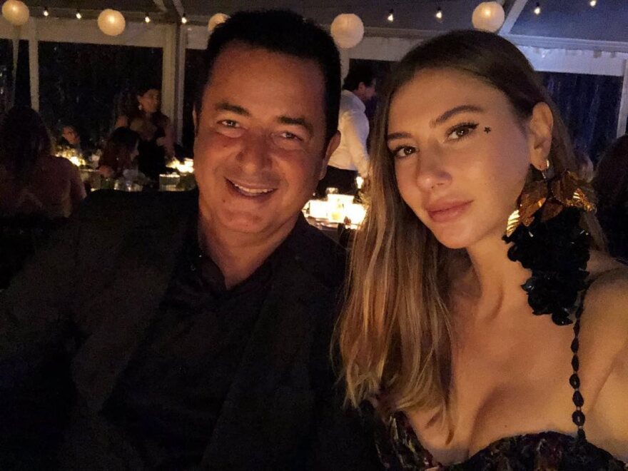 Ατζούν Ιλιτζαλί: Επίσκεψη στη Μύκονο και γενέθλια για την καλλονή σύντροφο του Mr. Survivor