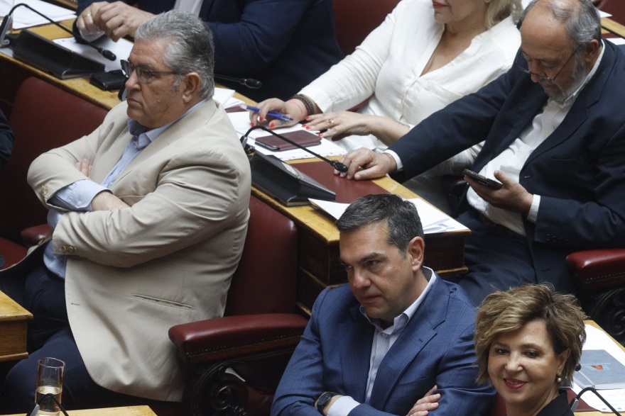 Αλέξης Τσίπρας - Δημήτρης Κουτσούμπας: Δυο «ξένοι» στα διπλανά έδρανα της Βουλής - Δείτε φωτογραφίες