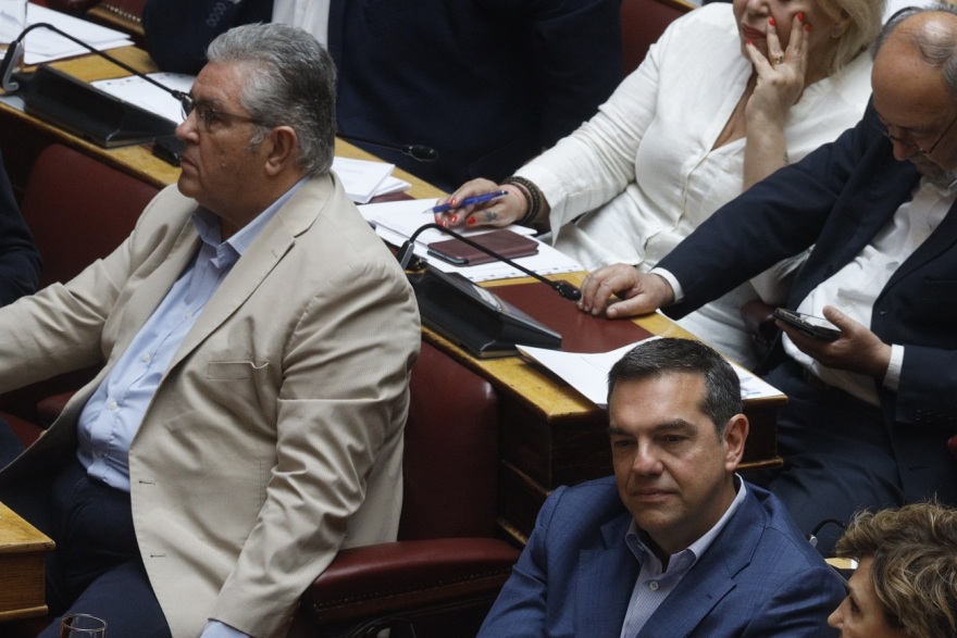 Αλέξης Τσίπρας - Δημήτρης Κουτσούμπας: Δυο «ξένοι» στα διπλανά έδρανα της Βουλής - Δείτε φωτογραφίες
