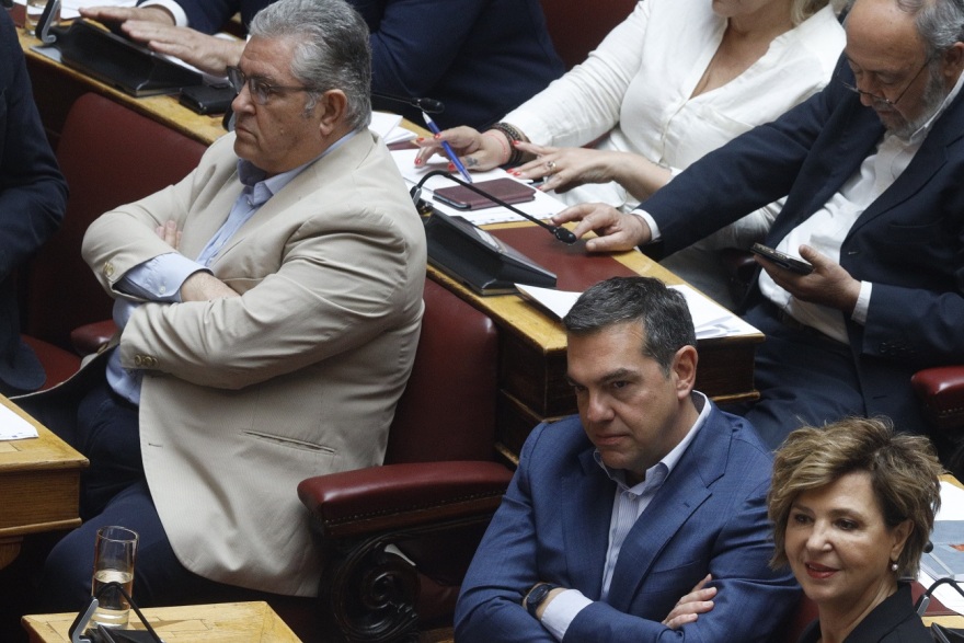 Αλέξης Τσίπρας - Δημήτρης Κουτσούμπας: Δυο «ξένοι» στα διπλανά έδρανα της Βουλής - Δείτε φωτογραφίες
