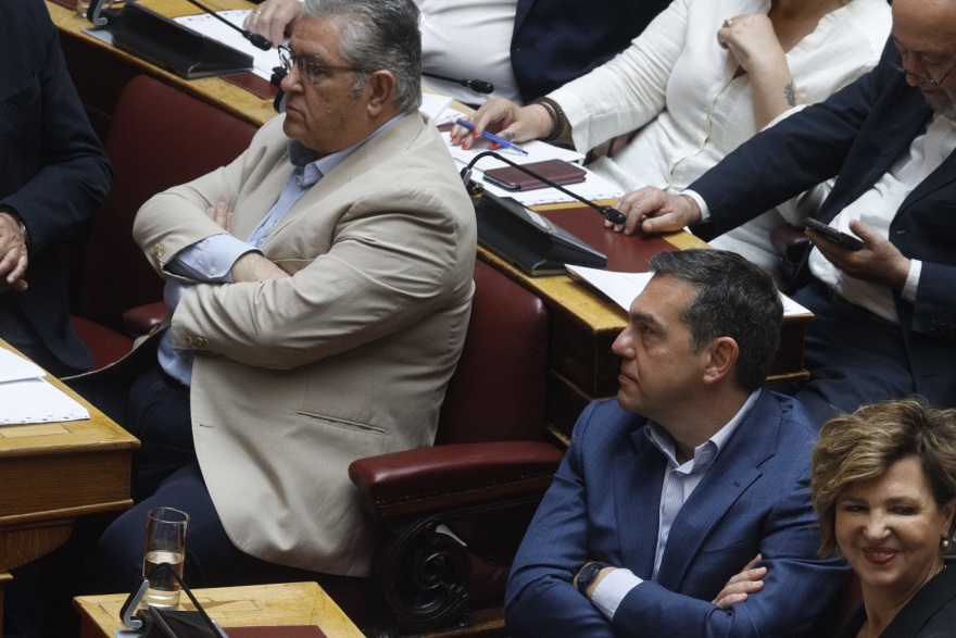 Αλέξης Τσίπρας - Δημήτρης Κουτσούμπας: Δυο «ξένοι» στα διπλανά έδρανα της Βουλής - Δείτε φωτογραφίες