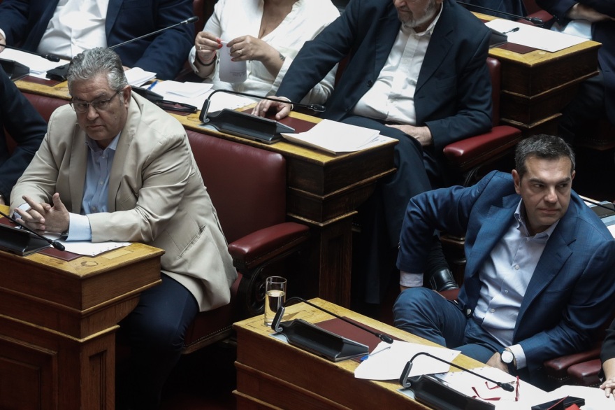 Αλέξης Τσίπρας - Δημήτρης Κουτσούμπας: Δυο «ξένοι» στα διπλανά έδρανα της Βουλής - Δείτε φωτογραφίες
