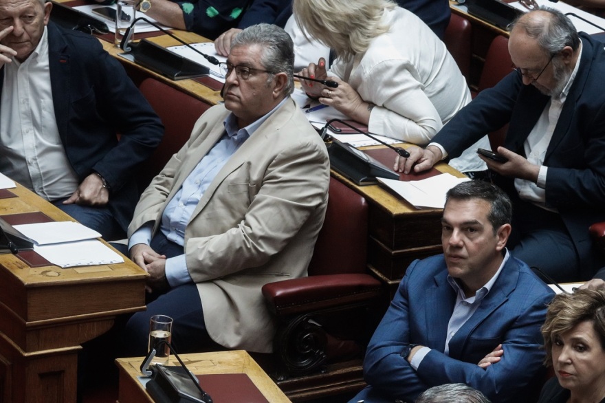 Αλέξης Τσίπρας - Δημήτρης Κουτσούμπας: Δυο «ξένοι» στα διπλανά έδρανα της Βουλής - Δείτε φωτογραφίες