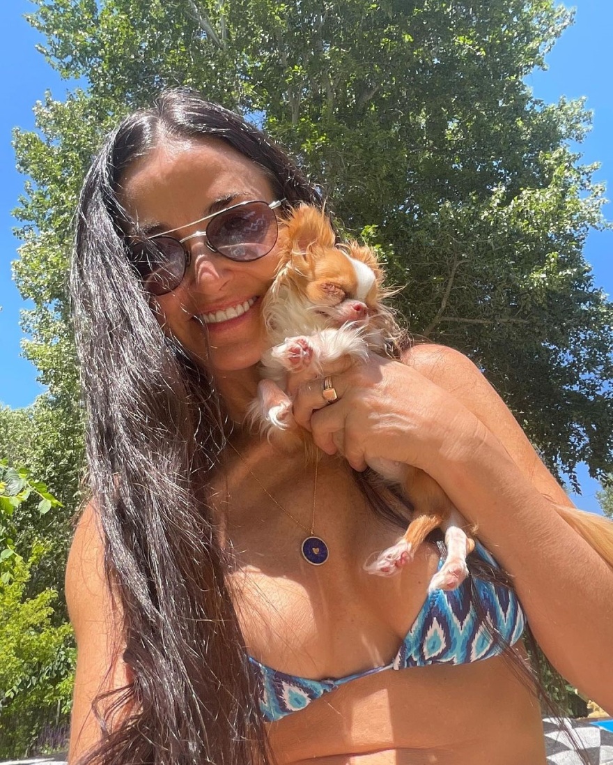 Ντέμι Μουρ: Η 60χρονη ηθοποιός κάνει ηλιοθεραπεία και μοιάζει με 30χρονη