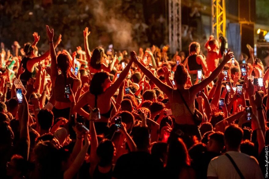 Σωκράτης Μάλαμας: Πλήθος κόσμου στη συναυλία του στο Κατράκειο Θέατρο Νίκαιας - Δείτε φωτογραφίες και βίντεο