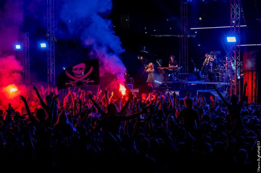 Σωκράτης Μάλαμας: Πλήθος κόσμου στη συναυλία του στο Κατράκειο Θέατρο Νίκαιας - Δείτε φωτογραφίες και βίντεο