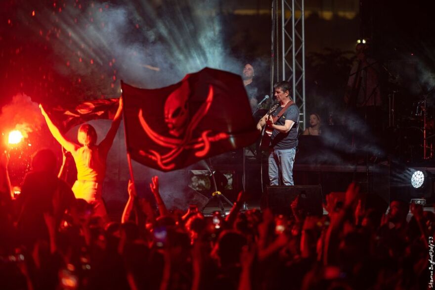 Σωκράτης Μάλαμας: Πλήθος κόσμου στη συναυλία του στο Κατράκειο Θέατρο Νίκαιας - Δείτε φωτογραφίες και βίντεο