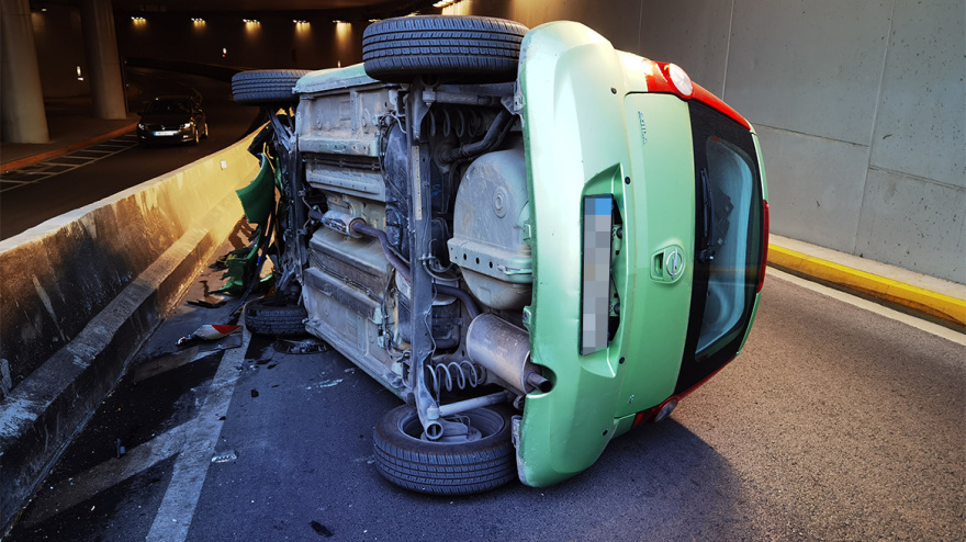 Τροχαίο στη Νέα Φιλαδέλφεια - Ντελαπάρισε αυτοκίνητο, ένας τραυματίας - Δείτε φωτογραφίες