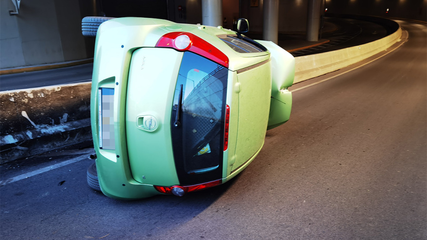 Τροχαίο στη Νέα Φιλαδέλφεια - Ντελαπάρισε αυτοκίνητο, ένας τραυματίας - Δείτε φωτογραφίες