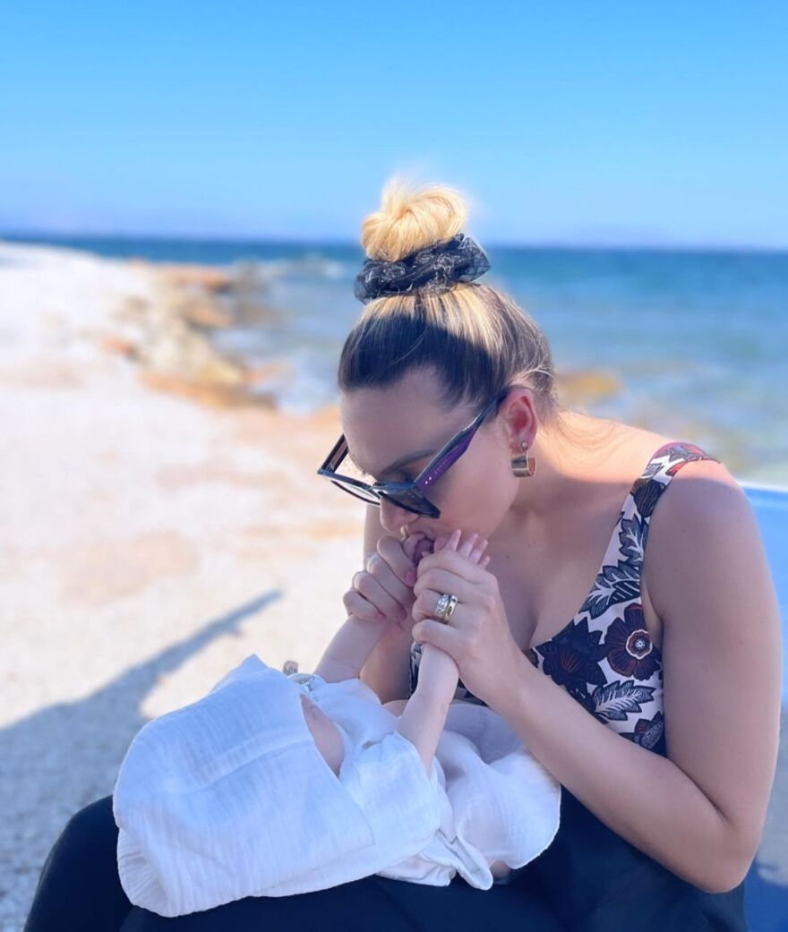 Ιωάννα Μαλέσκου: Με τη δύο μηνών κόρη της στην παραλία - Δείτε τις φωτογραφίες