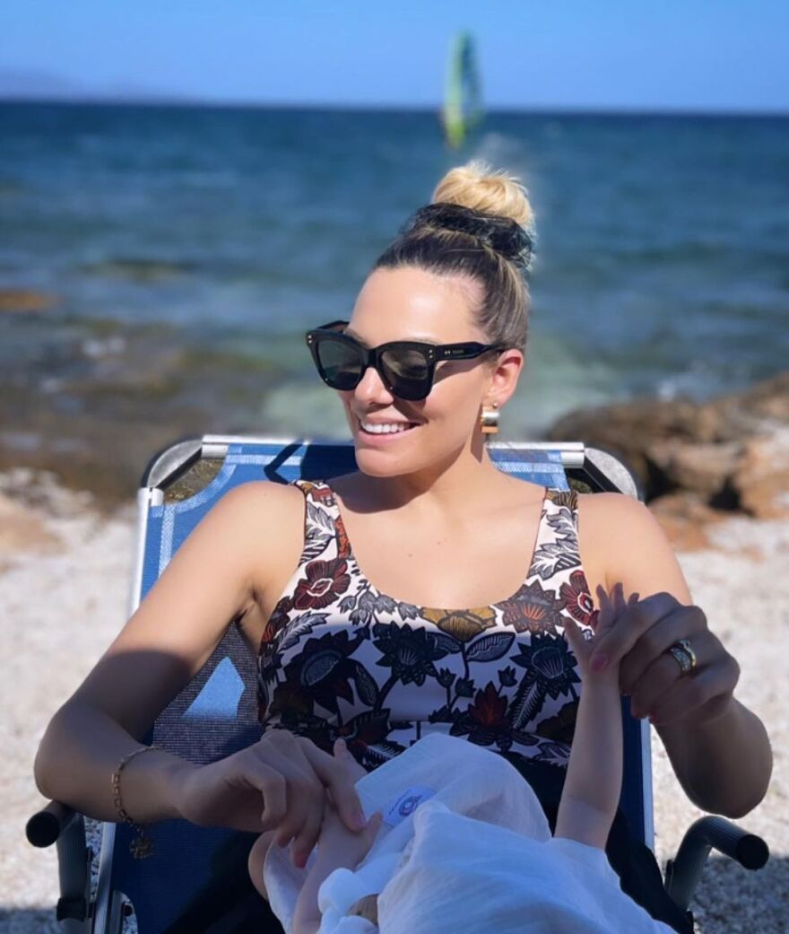 Ιωάννα Μαλέσκου: Με τη δύο μηνών κόρη της στην παραλία - Δείτε τις φωτογραφίες