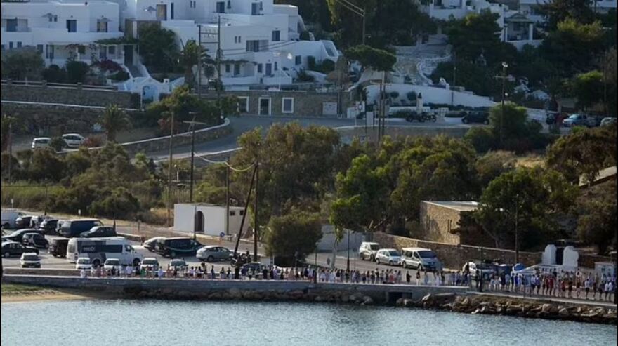 Ίος - «Τιμητική φρουρά» από συμμαθητές των 18χρονων ενώ οι σοροί τους έφευγαν από το λιμάνι