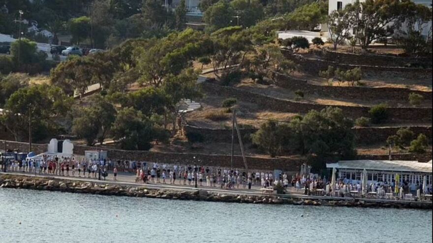 Ίος - «Τιμητική φρουρά» από συμμαθητές των 18χρονων ενώ οι σοροί τους έφευγαν από το λιμάνι
