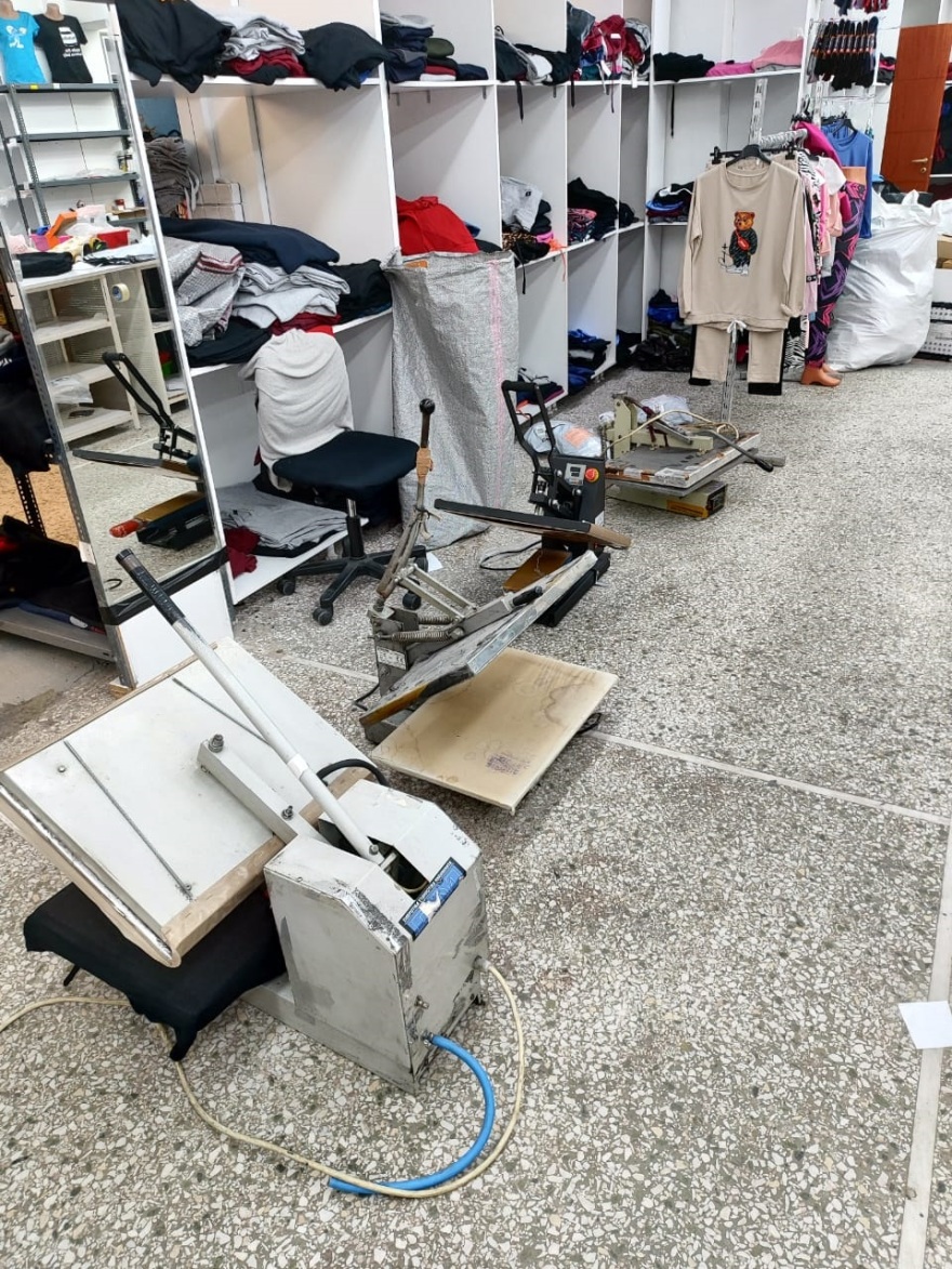 ΔΙΜΕΑ: Κατασχέθηκαν πάνω από 10.000 προϊόντα μαϊμού σε βιοτεχνία στο Περιστέρι – Πρόστιμο 100.000 ευρώ