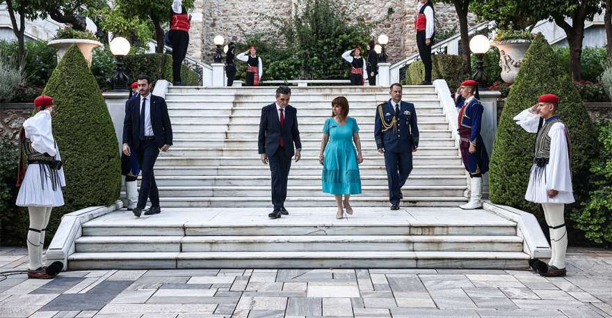 Τενόροι του Πολεμικού Ναυτικού στο επίσημο δείπνο Σακελλαροπούλου στον πρόεδρο της Μάλτας - Δείτε φωτογραφίες