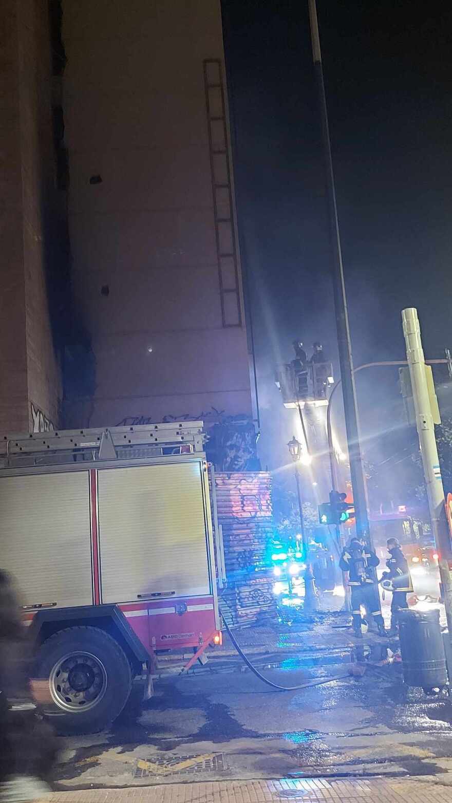 Φωτιά στο παλιό κτήριο του ΙΚΑ στην οδό Πειραιώς προκάλεσε υλικές ζημιές στο ισόγειο και τον 1ο όροφο