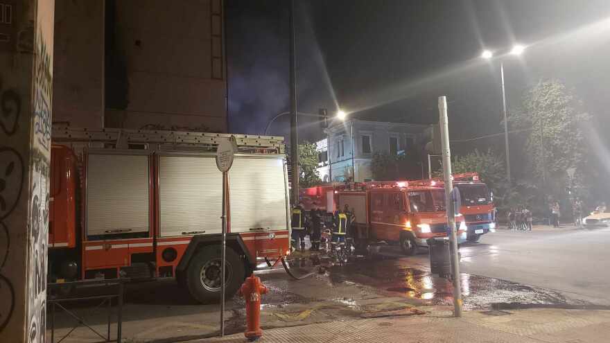 Φωτιά στο παλιό κτήριο του ΙΚΑ στην οδό Πειραιώς προκάλεσε υλικές ζημιές στο ισόγειο και τον 1ο όροφο