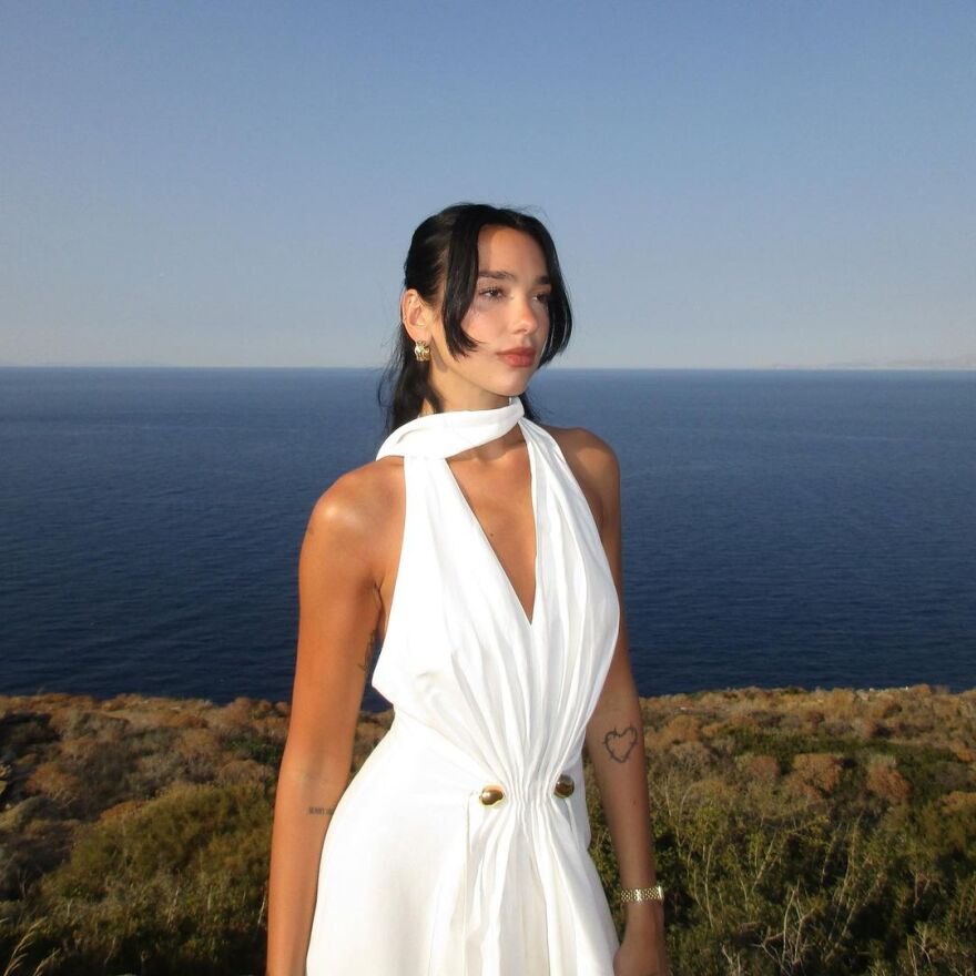 Ντούα Λίπα: Ξετρελαμένη με την Ελλάδα - Δεν σταματάει να ανεβάζει φωτογραφίες από τις διακοπές της