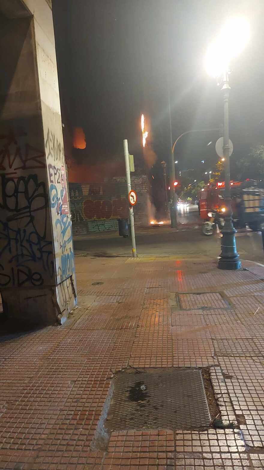 Φωτιά στο παλιό κτήριο του ΙΚΑ στην οδό Πειραιώς προκάλεσε υλικές ζημιές στο ισόγειο και τον 1ο όροφο