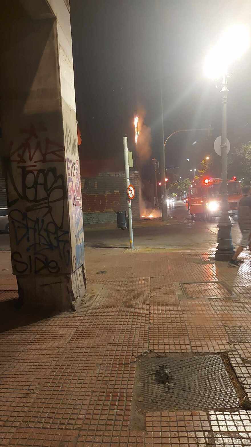 Φωτιά στο παλιό κτήριο του ΙΚΑ στην οδό Πειραιώς προκάλεσε υλικές ζημιές στο ισόγειο και τον 1ο όροφο