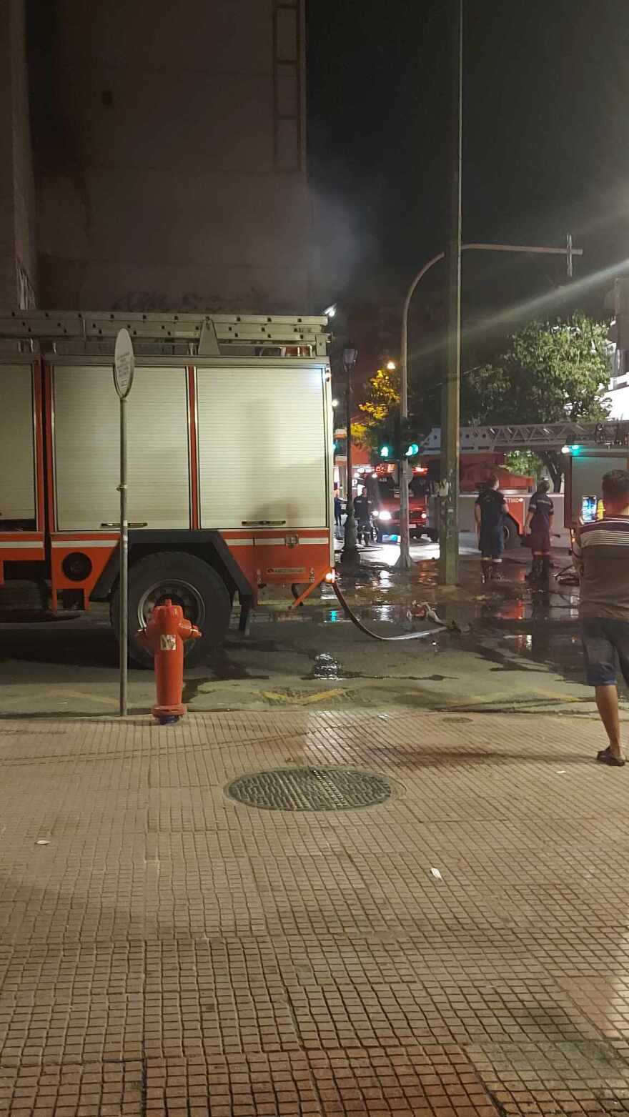 Φωτιά στο παλιό κτήριο του ΙΚΑ στην οδό Πειραιώς προκάλεσε υλικές ζημιές στο ισόγειο και τον 1ο όροφο