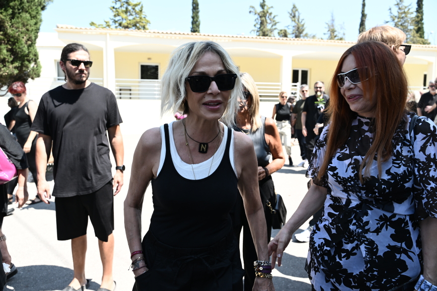  Γιώτα Γιάννα: Στην Καισαριανή το τελευταίο «αντίο» στην τραγουδίστρια - Δείτε φωτογραφίες