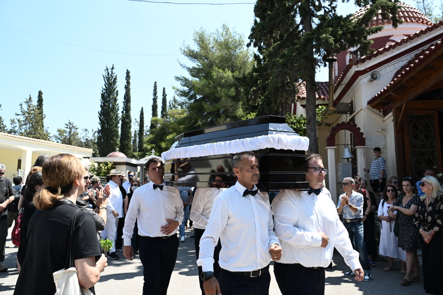  Γιώτα Γιάννα: Στην Καισαριανή το τελευταίο «αντίο» στην τραγουδίστρια - Δείτε φωτογραφίες