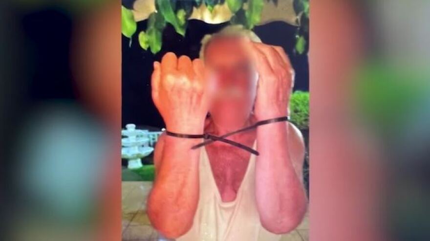 Κερατέα: Η στιγμή που ληστές φεύγουν από σπίτι εγκαταλείποντας ηλικιωμένο ζευγάρι φιμωμένο και δεμένο - Δείτε βίντεο