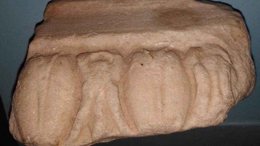 Ερέχθειο: Υπέργηρη Γαλλίδα επιστρέφει οικειοθελώς μαρμάρινο θραύσμα από τον γλυπτό διάκοσμό του