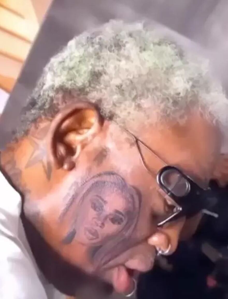 Ντένις Ρόντμαν: «Χτύπησε» τατουάζ στο μάγουλο τη νέα του κοπέλα - Δείτε βίντεο και φωτογραφίες 