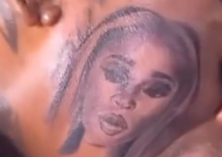 Ντένις Ρόντμαν: «Χτύπησε» τατουάζ στο μάγουλο τη νέα του κοπέλα - Δείτε βίντεο και φωτογραφίες 